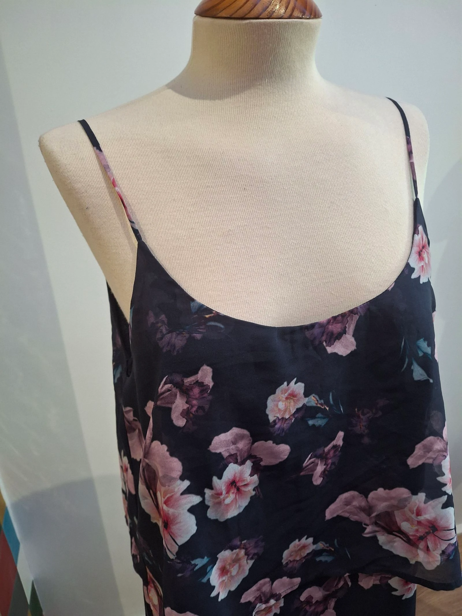 Vestido curto floral Mango Collection - Tamanho M (Fluído e camadas) – photo 4